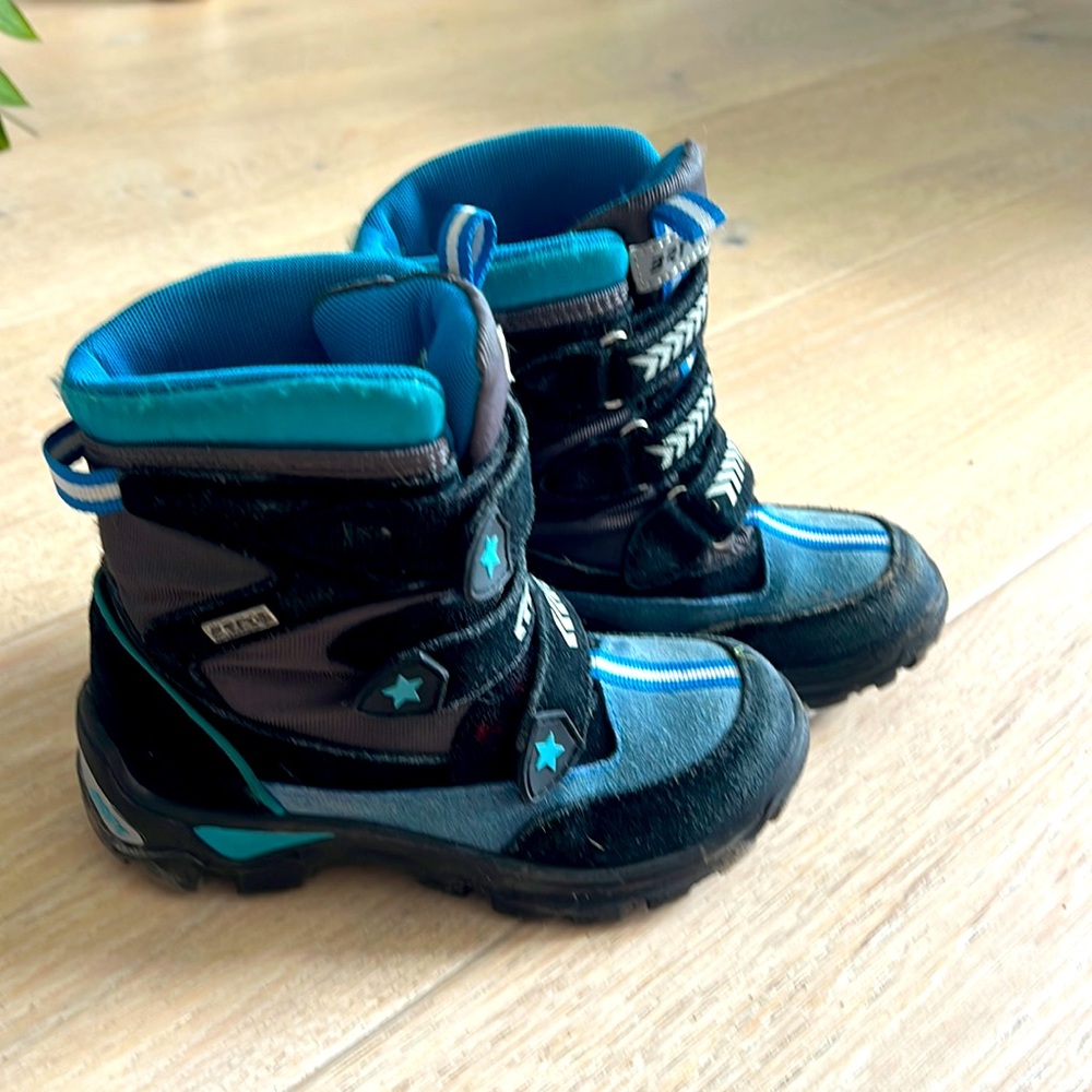 Waterproof winter boots kids size 11, very warm, great condition - Picture 1 of 4
